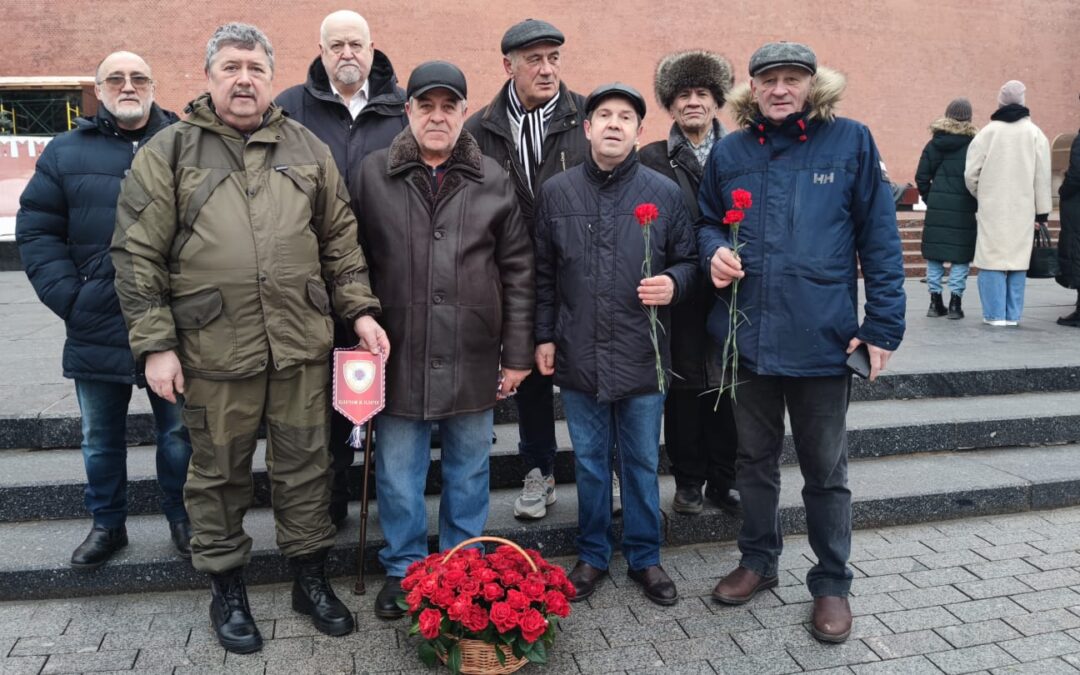 Делегация Российского союза офицеров запаса возложила цветы к Могиле Неизвестного солдата
